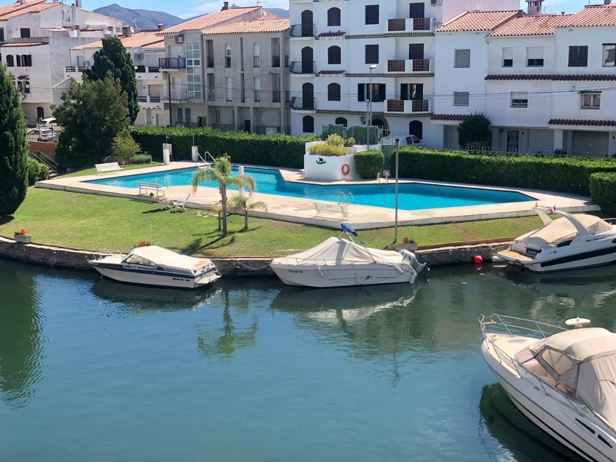 Port Sotavent: Canal-View Apartment with Pool in Marina Empuriabrava Exterior photo