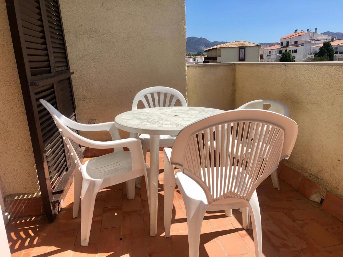 Port Sotavent: Canal-View Apartment with Pool in Marina Empuriabrava Exterior photo