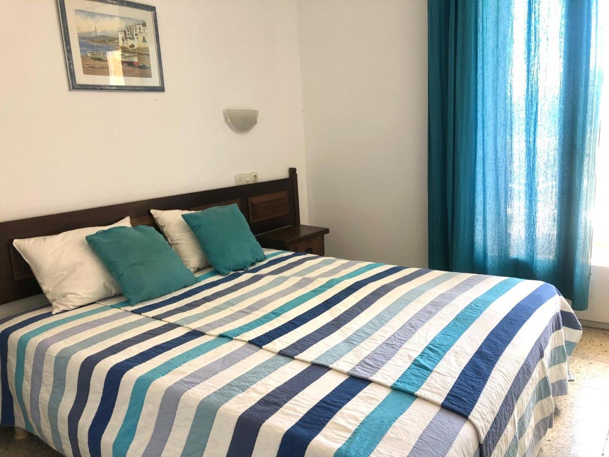 Port Sotavent: Canal-View Apartment with Pool in Marina Empuriabrava Exterior photo